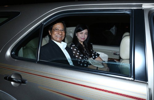 Ca sĩ Chế Linh và vợ lên xe về khách sạn